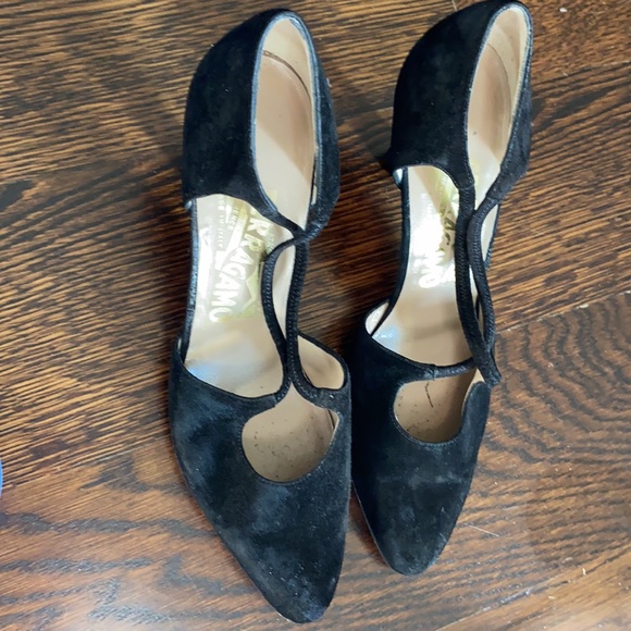 Vintage Ferragamo suede heels black made in Italy size 7 A 7A one heel tap - Picture 2 of 3
